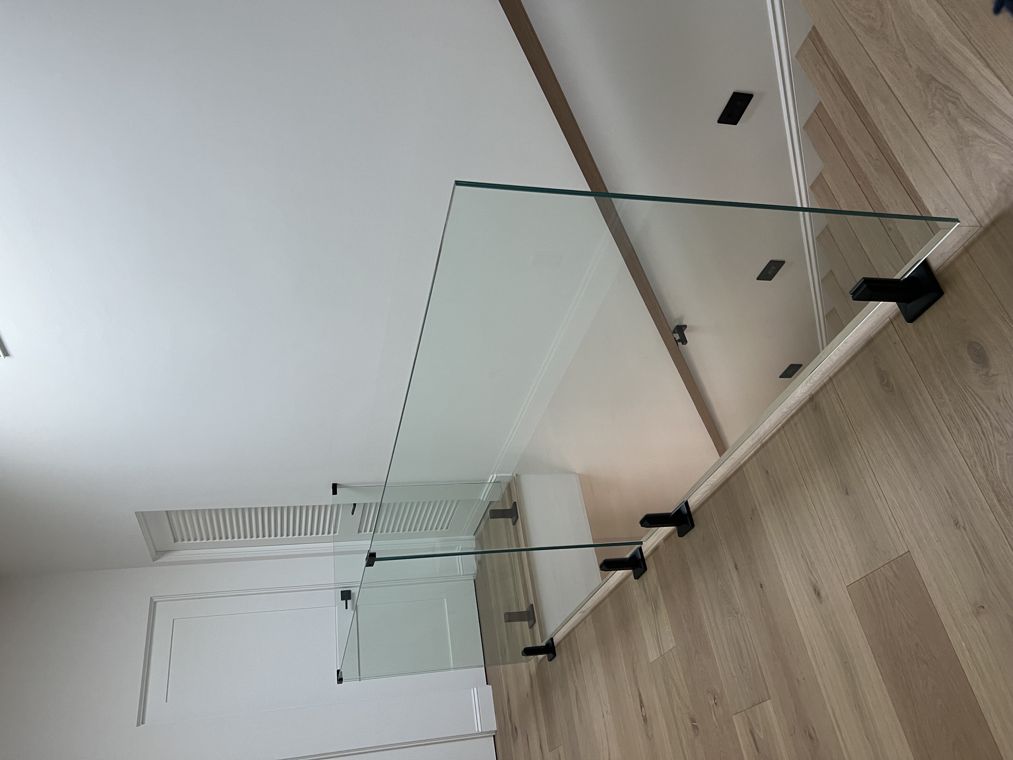 Glass stair railing with spigot mounts